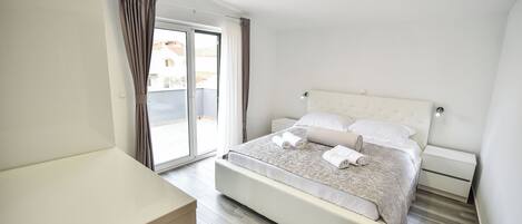 5 habitaciones, tabla de planchar con plancha, internet y ropa de cama