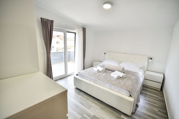 5 bedrooms, iron/ironing board, internet, bed sheets