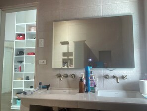 Secadora de cabello, jabón, papel de baño 