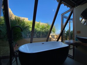 Quarto casal elite | Banheiro | Secador de cabelo, roupões de banho, chinelos, toalhas de banho