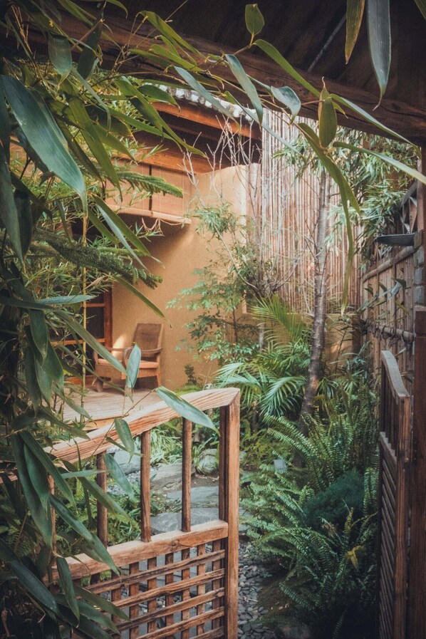 Romantische tweepersoonskamer | Uitzicht vanuit de kamer