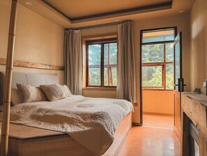 Kamar Double Superior | Didekorasi berbeda-beda, tirai kedap cahaya, dan setrika/meja setrika