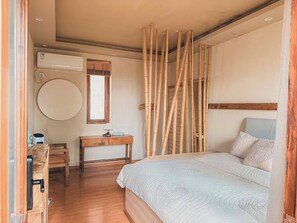 Chambre Double Supérieure | Décoration personnalisée, rideaux occultants, fer et planche à repasser