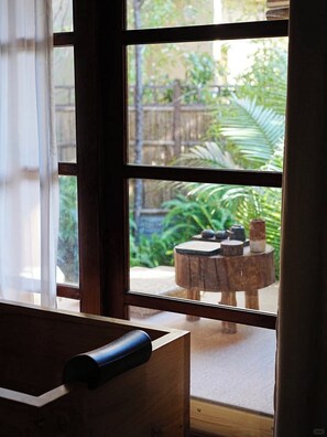 Kamar Double Romantis | Didekorasi berbeda-beda, tirai kedap cahaya, dan setrika/meja setrika