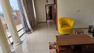 Luksusleilighet, byutsikt | Skrivebord, skrivebord for bærbar PC og strykejern/-brett