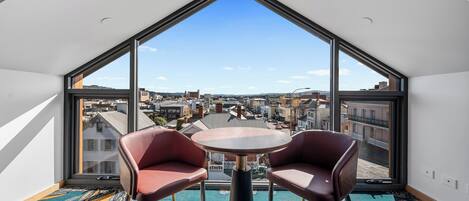 Penthouse Exclusif, vue ville | Coffres-forts dans les chambres, bureau