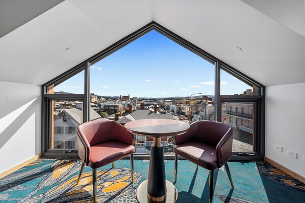 Ático exclusivo, vistas a la ciudad | Caja fuerte, escritorio, espacio para trabajar con un portátil