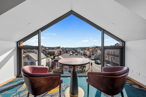 Ático exclusivo, vistas a la ciudad | Caja fuerte, escritorio, espacio para trabajar con un portátil