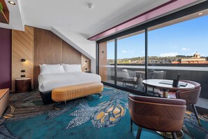 Ático exclusivo, vistas a la ciudad | Caja fuerte, escritorio, espacio para trabajar con un portátil