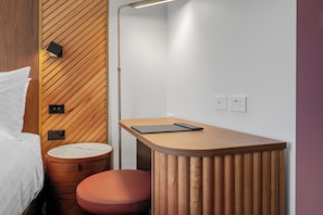 Deluxe Double Room | In-room safe, desk, laptop workspace, blackout drapes - George Hotel Launceston (Launceston)