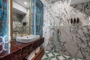 Shower, hair dryer, slippers, towels - George Hotel Launceston (Launceston)