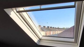 3 bedrooms, iron/ironing board, internet, bed sheets