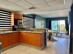 Kjøleskap, mikrobølgeovn, kokeplater og kaffetrakter/tekoker