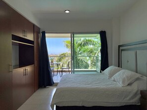 办公桌、熨斗/熨衣板、WiFi