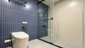 Basic Triple Room | Bathroom | Shower, hair dryer, slippers, towels