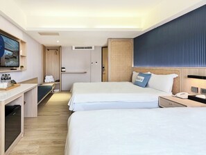 Kamar Quadruple Basic | Brankas, meja kerja, Wi-Fi gratis, dan seprai linen