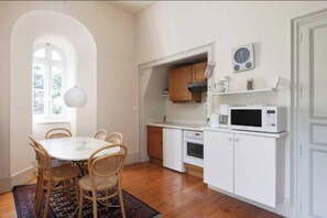 Fridge, microwave, oven, stovetop - Château Stay – 1BR/4P with Pool & Park Access (Fajolles)