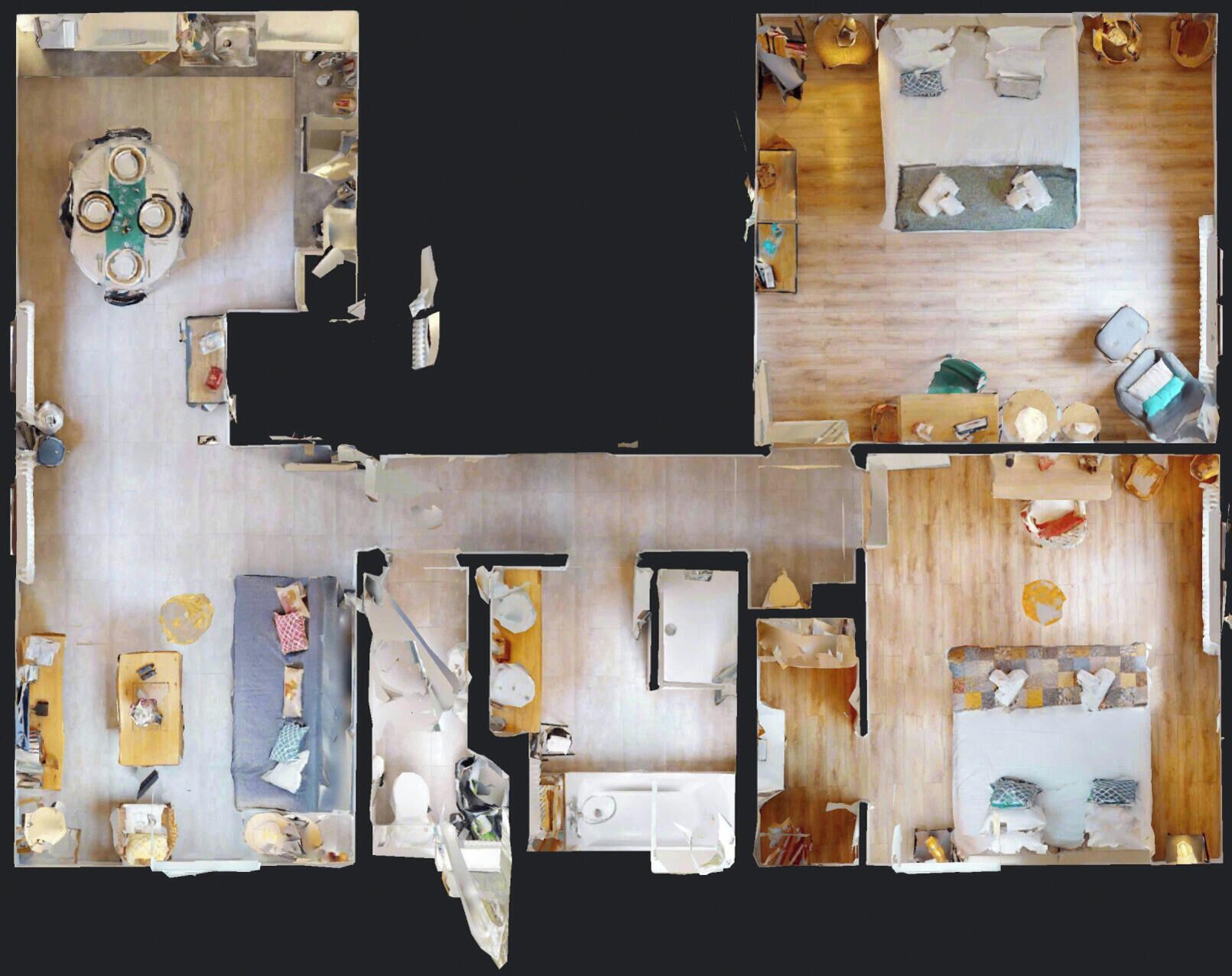 Ein Hotelzimmer mit Bett, Nachttisch, Kleiderschrank und Badezimmer.