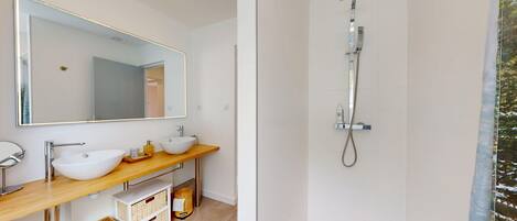 Shower, hair dryer, towels, shampoo