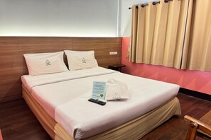 1 sovrum, skrivbord och sängkläder