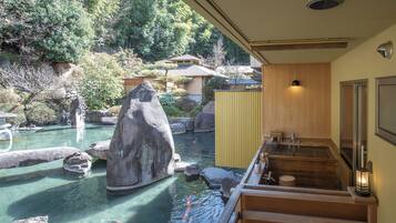 Suite with Balcony and External Bath - Kotokawa or Tsuzumikawa, Non-smoking | Kamar mandi | Sandal dan handuk
