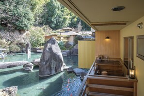 Suite with Balcony and External Bath - Kotokawa or Tsuzumikawa, Non-smoking | Bagno | Pantofole, asciugamani