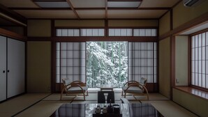 Vierpersoonskamer (Japanese, External bath, E-cigarettes) | Een kluis op de kamer, verduisterende gordijnen