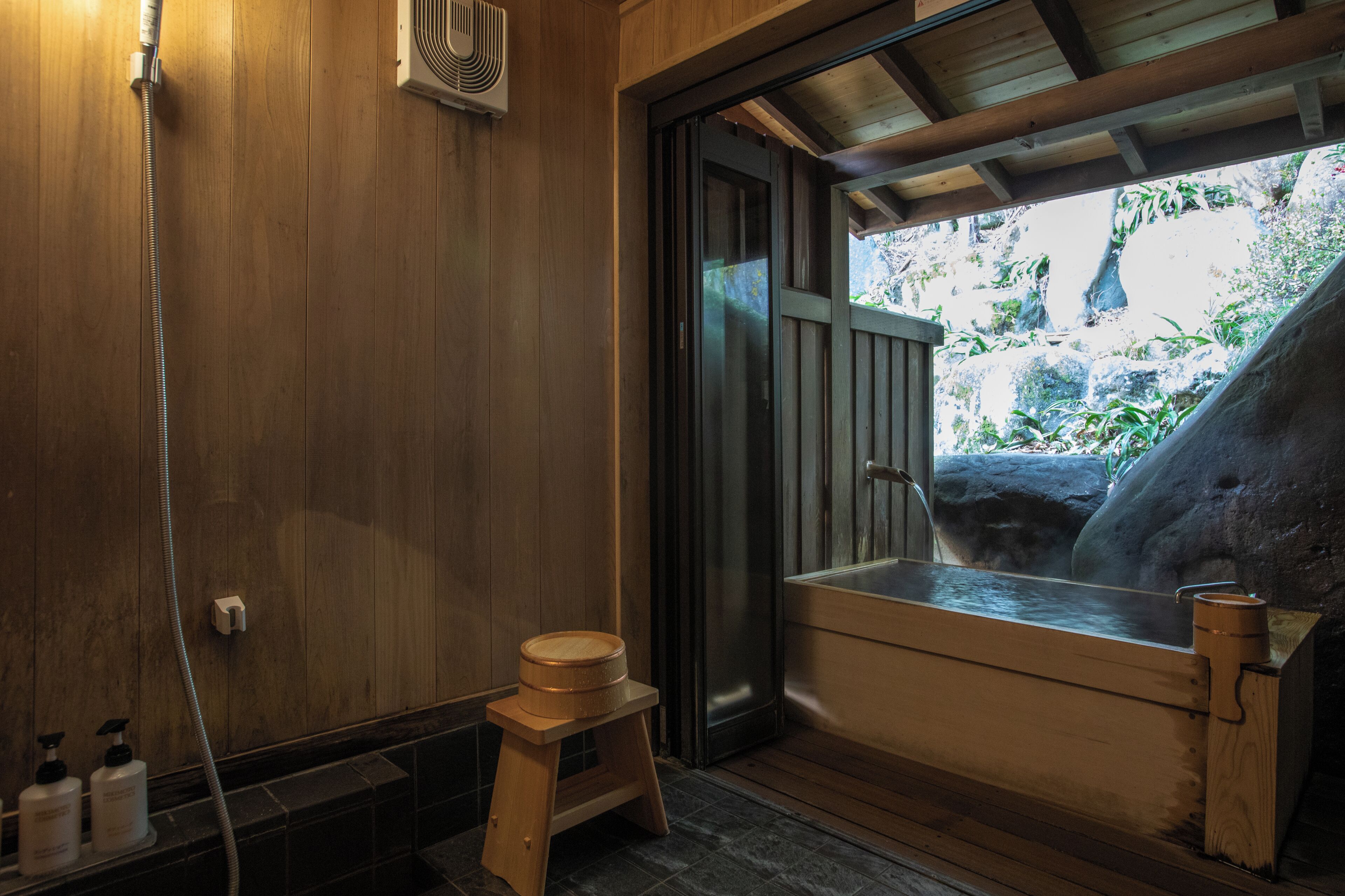 Japanese-Style Triple Room with External Bath - Kokushi, Non-smoking | 浴室 | 拖鞋、提供毛巾