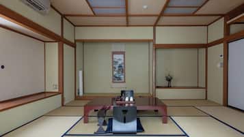 Japanese-Style Quadruple Room with External Bath - Kentoku, Non-smoking | In-room safe, blackout drapes