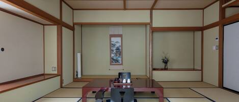 Chambre Quadruple (Japanese, External bath, E-cigarettes)