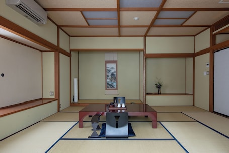 Japanese-Style Quadruple Room with External Bath - Kentoku, Smoking (only electronic cigarettes) | In-room safe, blackout drapes. Fuefukigawa Onsen Zabou