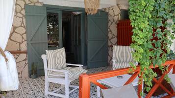 Deluxe-Zimmer, Terrasse, Poolblick | Kostenloses WLAN