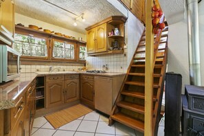 Kühlschrank, Mikrowelle, Herdplatte, Wasserkocher mit Kaffee-/Teezubehör