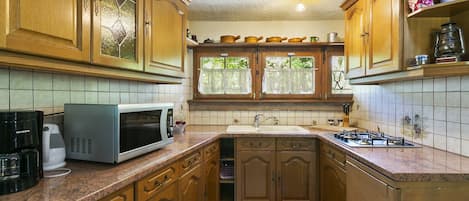 Fridge, microwave, stovetop, coffee/tea maker