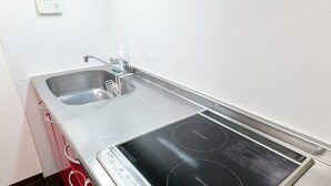 雪櫃、微波爐、電熱水壺、廚房用具/餐具/器皿