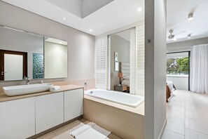 Interior - Element Bay 5 (Cap Malheureux)