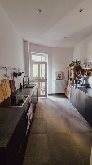 Mikrovågsugn, ugn, spishäll och diskmaskin