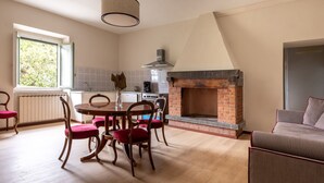 Una cocina moderna con chimenea de ladrillo, mesa de comedor de madera y sillas.