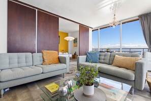 Smart TV - Bright Coastal Apartment with Pool (Torremolinos)