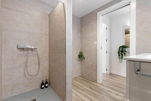 Dusche, Haartrockner, Handtücher