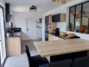 Réfrigérateur, four à micro-ondes, un four, surface de cuisson