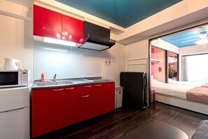 Jääkaappi, mikroaaltouuni, keittoastiat/astiat/ruokailuvälineet