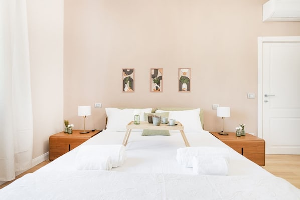 2 bedrooms, desk