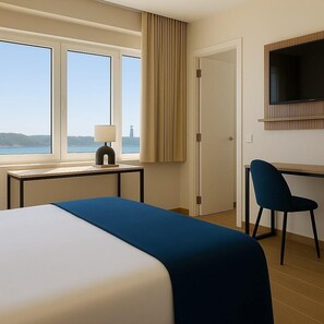 Ein Hotelzimmer mit Bett, Schreibtisch, Stuhl, Fernseher und einem Fenster mit Meerblick.