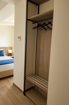 Phòng đôi hoặc 2 giường đơn tiện nghi đơn giản, quang cảnh một góc biển | Két bảo mật tại phòng, bàn, khu vực làm việc phù hợp cho laptop