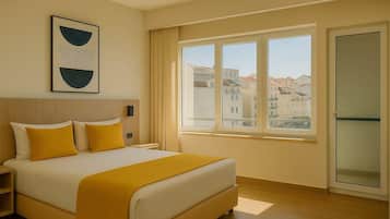 Comfort kamer, 1 twee- of 2 eenpersoonsbedden, gedeeltelijk uitzicht op zee | Een kluis op de kamer, een bureau, een laptopwerkplek