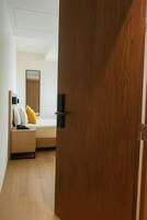 Caja de seguridad en la habitación y escritorio 