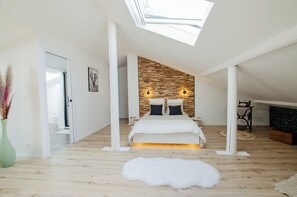 5 bedrooms, iron/ironing board, internet, bed sheets