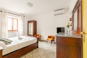 2 bedrooms, iron/ironing board, WiFi, bed sheets - Nina's Guest House: Perfect 2-bedroom apartment with AC in charming Barbarano R. (Barbarano Romano)