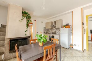 Dining - Nina's Guest House: Perfect 2-bedroom apartment with AC in charming Barbarano R. (Barbarano Romano)